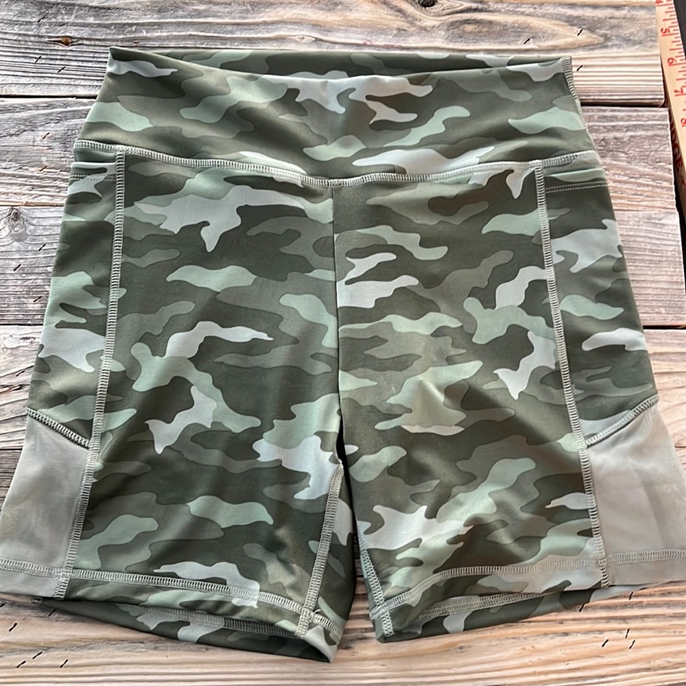 Womens VS Pink Ultimate Camouflage Bike Short L with Media Pockets Mesh side leg